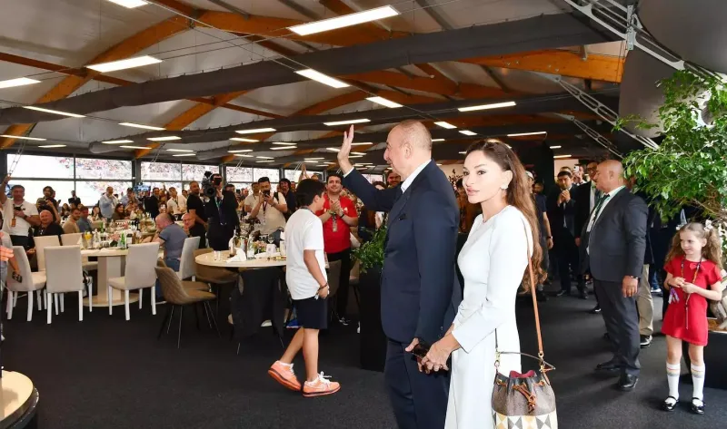 Zərif stili hər qadına ilham verir...