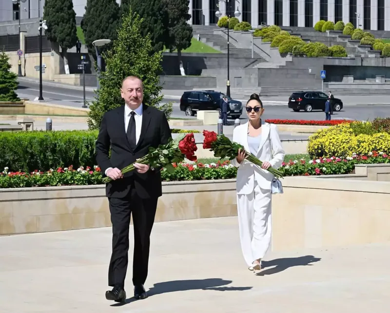 Prezidentlə xanımı Həzi Aslanovun məzarını ziyarət etdi