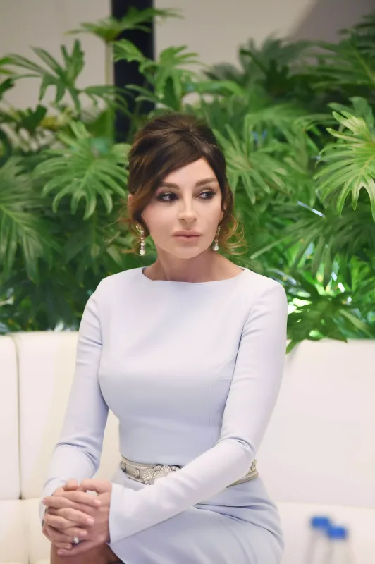 Zərif stili hər qadına ilham verir...