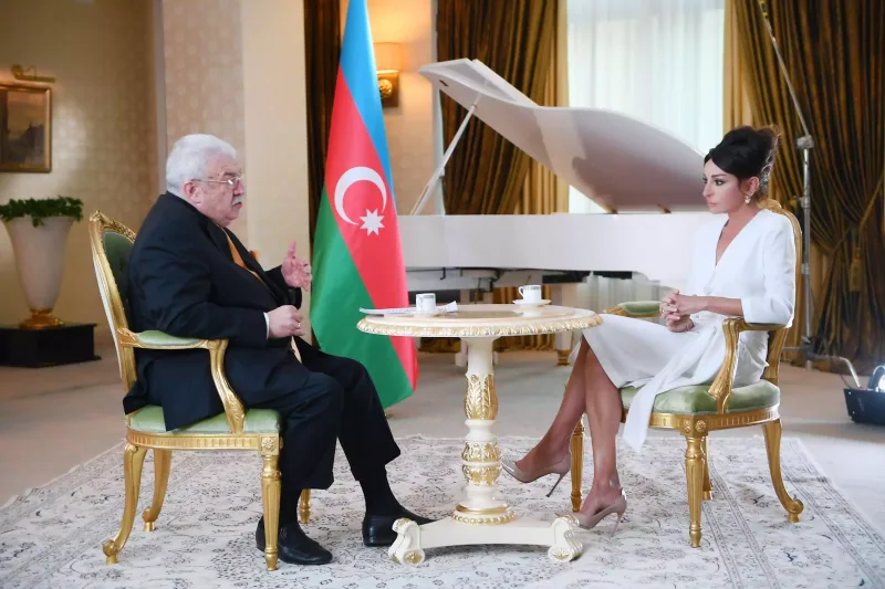 Zərif stili hər qadına ilham verir...