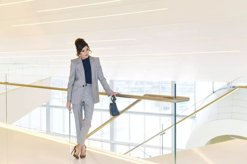 Zərif stili hər qadına ilham verir...