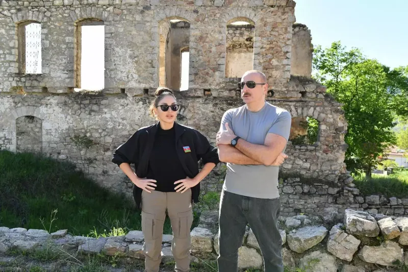 Zərif stili hər qadına ilham verir...