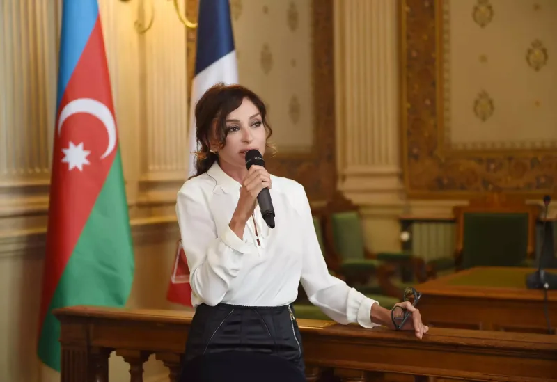 Zərif stili hər qadına ilham verir...