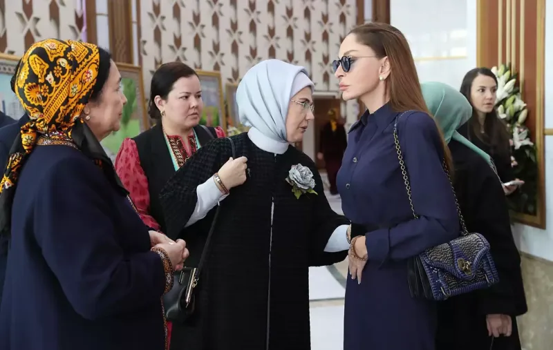 Zərif stili hər qadına ilham verir...