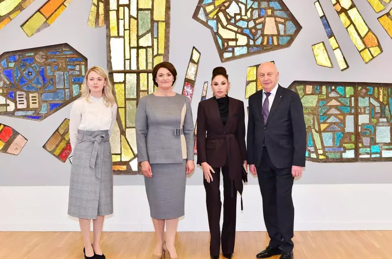 Zərif stili hər qadına ilham verir...