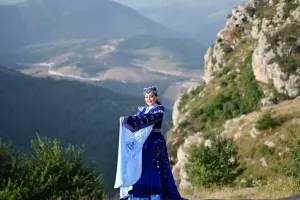 Gülüstan Əliyevadan 4 dildə ifa