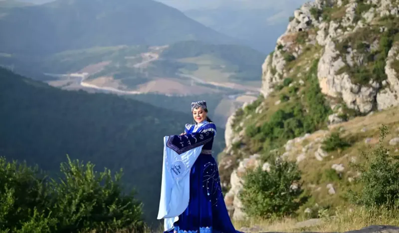 Gülüstan Əliyevadan 4 dildə ifa