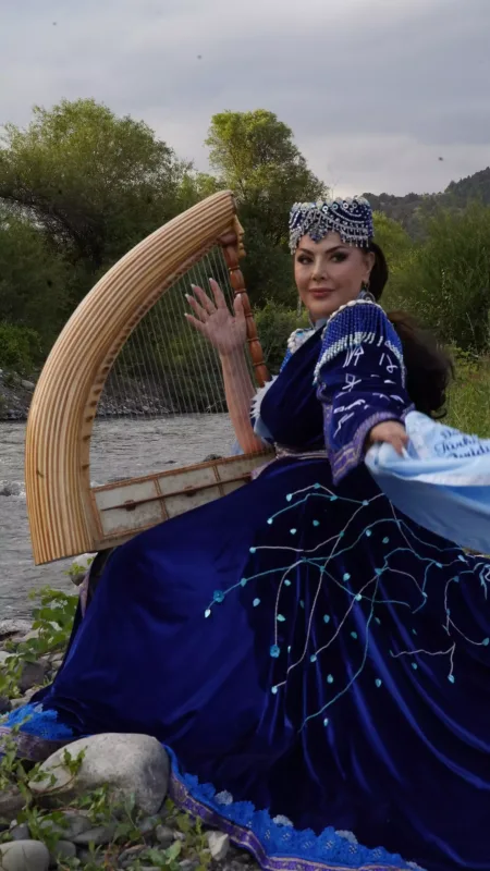 Gülüstan Əliyevadan 4 dildə ifa