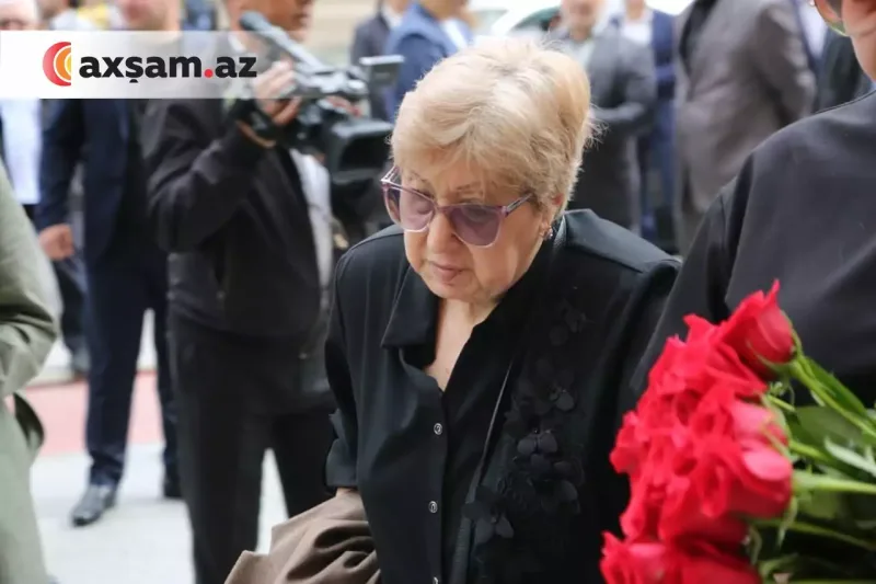 Məşhurlar onunla vidaya qatıldı