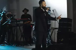 Azadın ilk konserti baş tutdu!