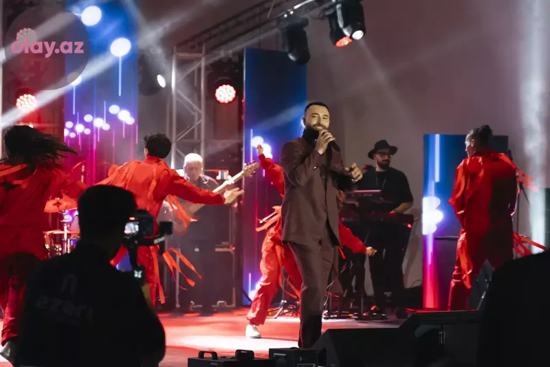 Azadın ilk konserti baş tutdu!