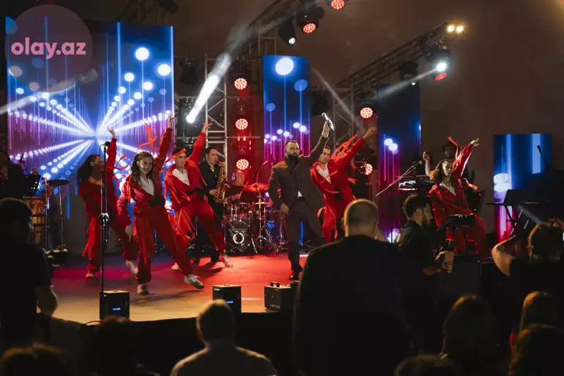 Azadın ilk konserti baş tutdu!