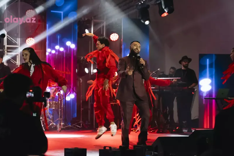 Azadın ilk konserti baş tutdu!