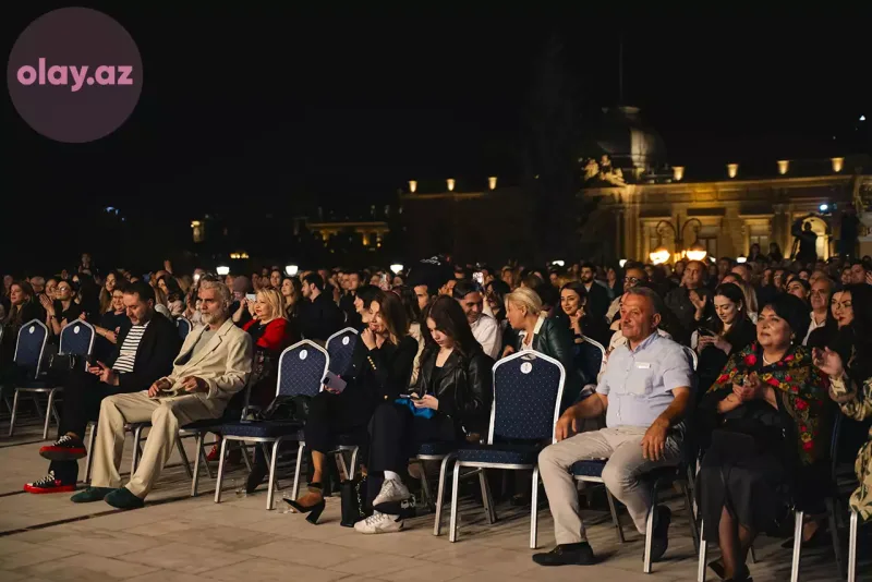 Azadın ilk konserti baş tutdu!