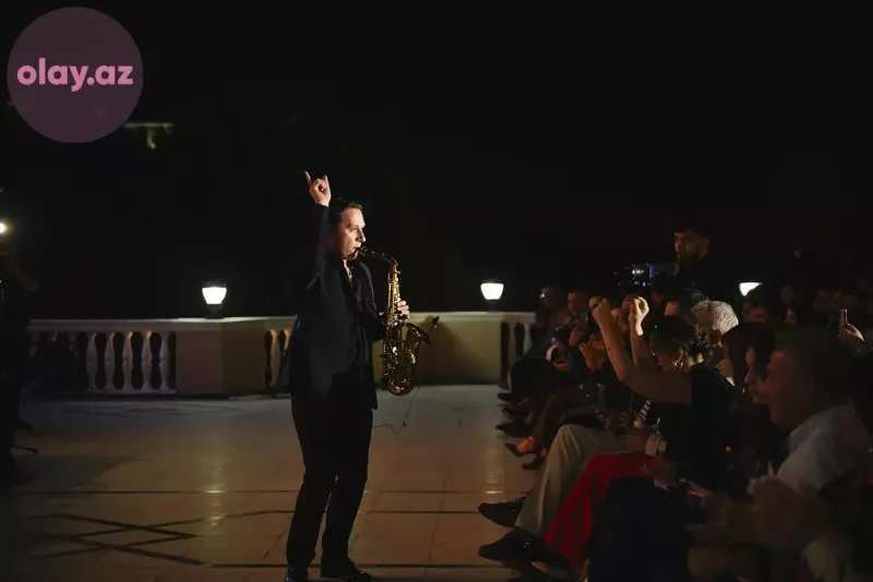 Azadın ilk konserti baş tutdu!