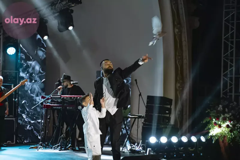 Azadın ilk konserti baş tutdu!