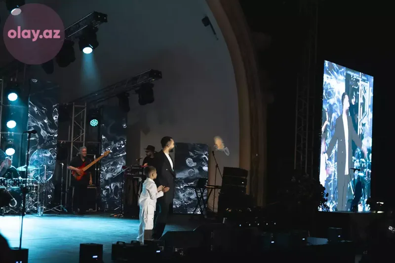 Azadın ilk konserti baş tutdu!