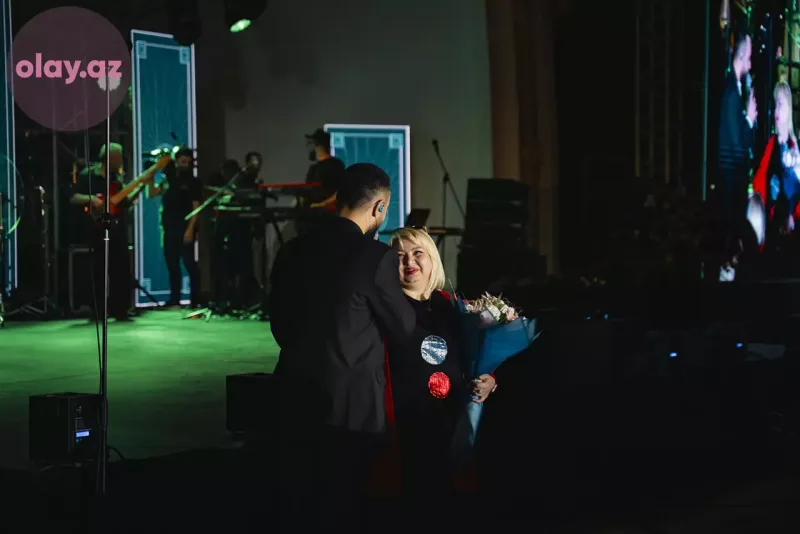 Azadın ilk konserti baş tutdu!