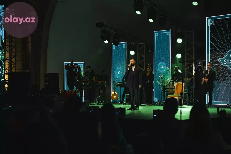 Azadın ilk konserti baş tutdu!