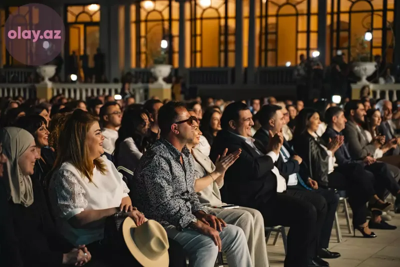 Azadın ilk konserti baş tutdu!
