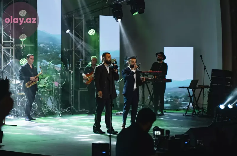 Azadın ilk konserti baş tutdu!