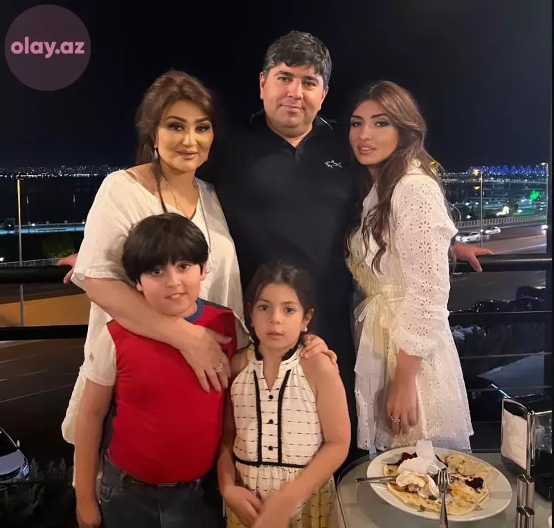 Nazpəri Dostəliyeva oğlu və gəlini ilə