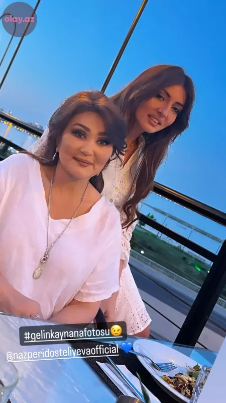 Nazpəri Dostəliyeva oğlu və gəlini ilə