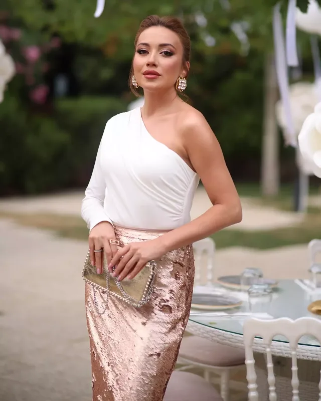 Kim nə geyindi?