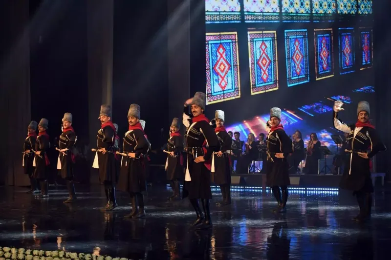 Özbəkistanda səhnəyə çıxdılar!