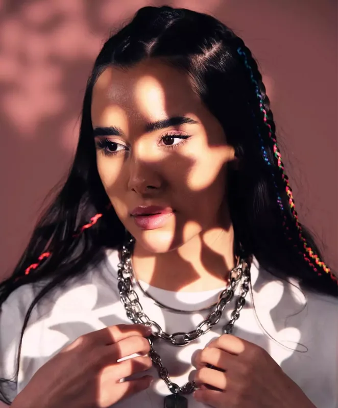 Mahnısını oxuyan müğənnini məhkəməyə verir - Qalmaqal