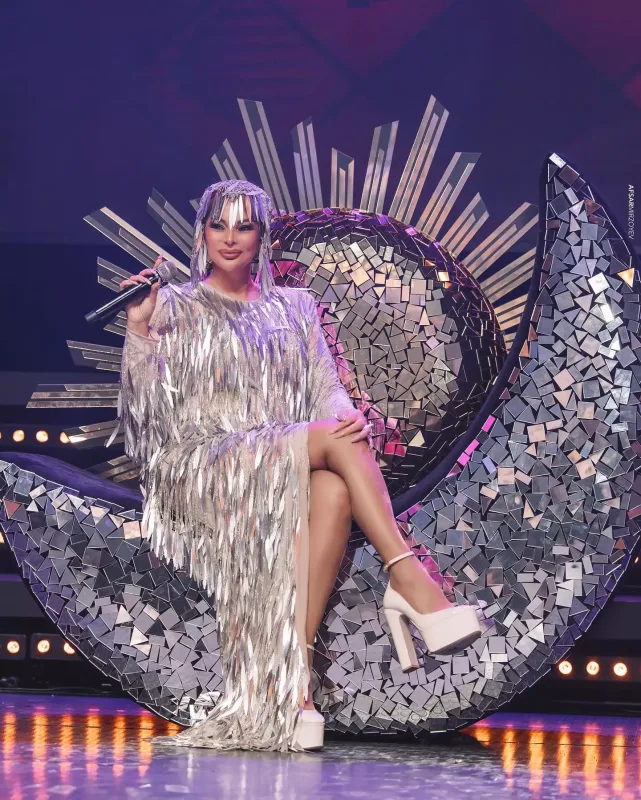 Şou-biznesi çiynində daşıyan iki kraliça!