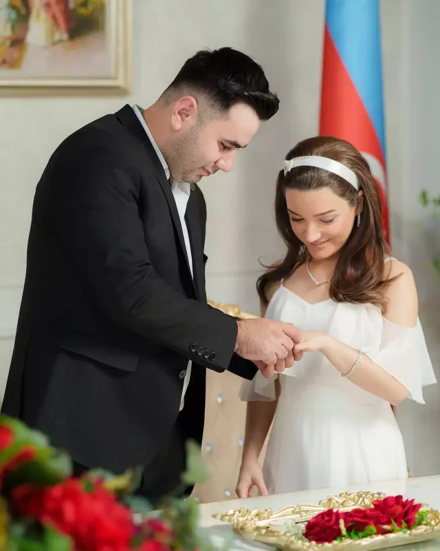 “Ələkbər əmi”nin qızı ailə qurdu