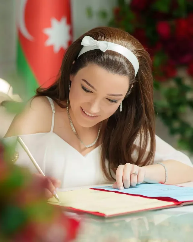 “Ələkbər əmi”nin qızı ailə qurdu