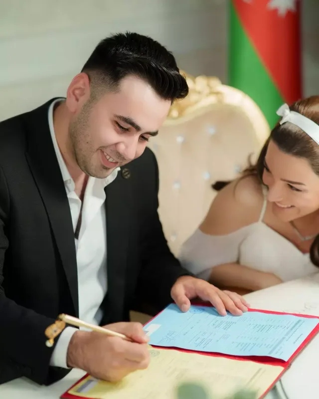 “Ələkbər əmi”nin qızı ailə qurdu