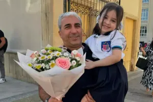 Rafael İskəndərov nəvəsini məktəbə apardı