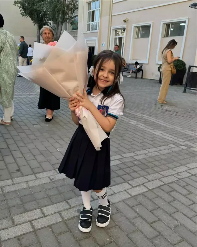 Rafael İskəndərov nəvəsini məktəbə apardı