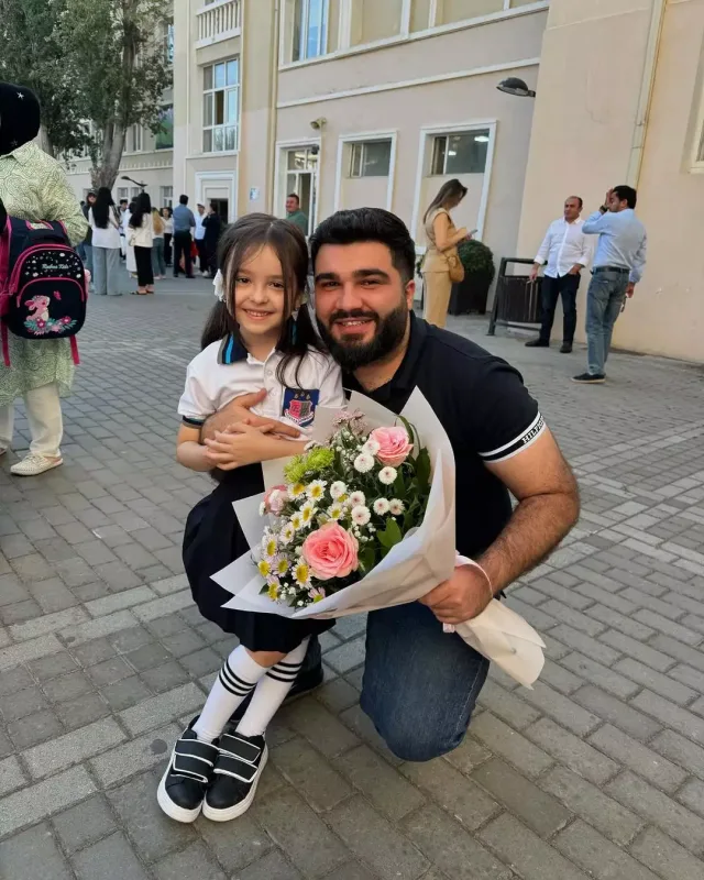 Rafael İskəndərov nəvəsini məktəbə apardı