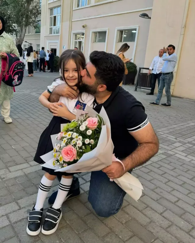 Rafael İskəndərov nəvəsini məktəbə apardı