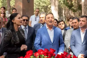 Üzeyir Hacıbəylinin məzarı ziyarət olundu