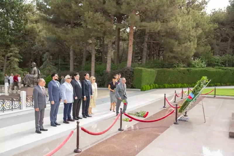 Üzeyir Hacıbəylinin məzarı ziyarət olundu