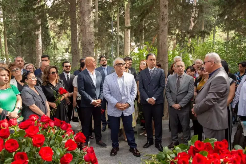 Üzeyir Hacıbəylinin məzarı ziyarət olundu