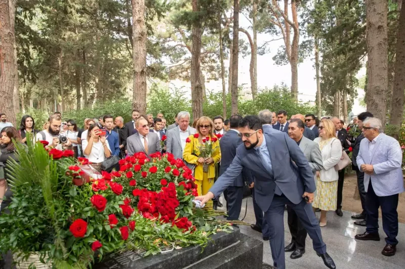 Üzeyir Hacıbəylinin məzarı ziyarət olundu