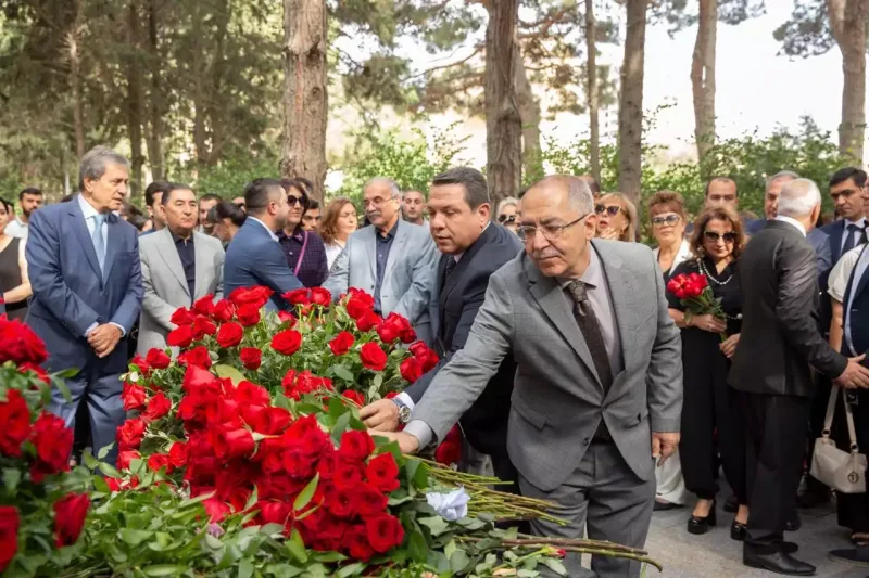 Üzeyir Hacıbəylinin məzarı ziyarət olundu