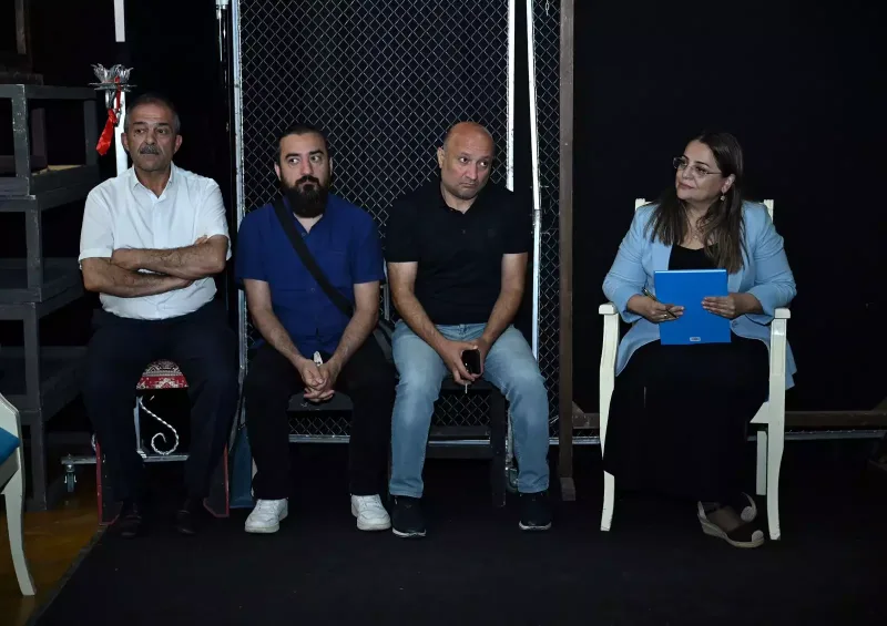 Nazir “Yuğ” teatrının kollektivi ilə görüşüb