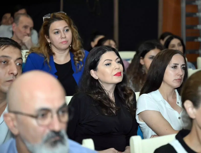 Nazir “Yuğ” teatrının kollektivi ilə görüşüb