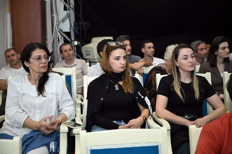 Nazir “Yuğ” teatrının kollektivi ilə görüşüb