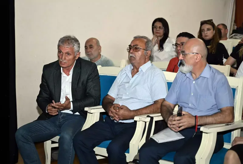 Nazir “Yuğ” teatrının kollektivi ilə görüşüb