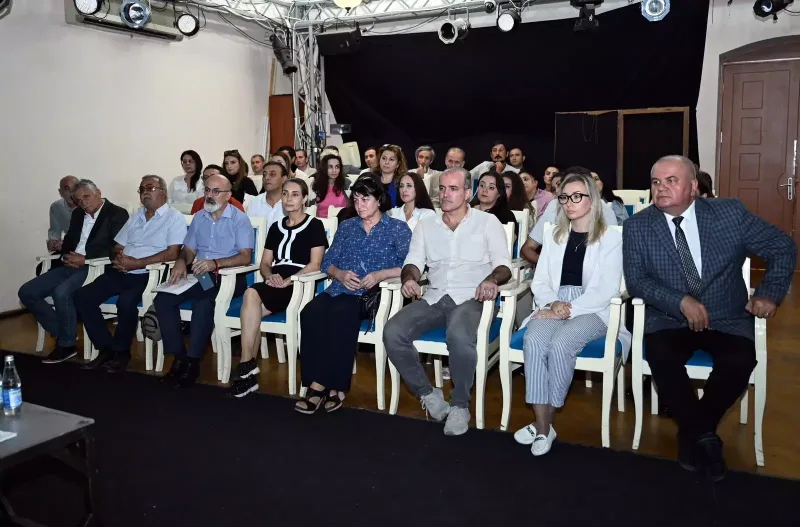 Nazir “Yuğ” teatrının kollektivi ilə görüşüb