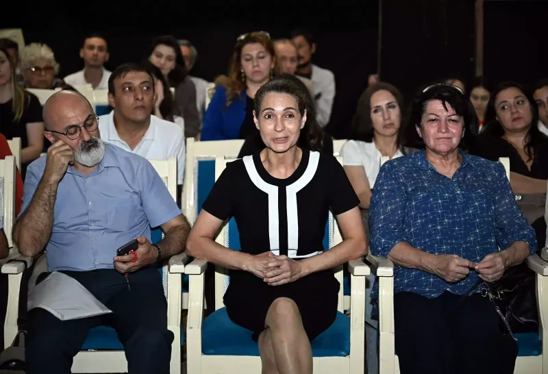 Nazir “Yuğ” teatrının kollektivi ilə görüşüb