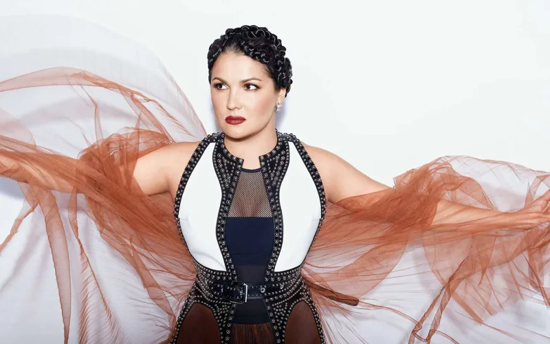 Anna yenidən səhnəyə qayıdır